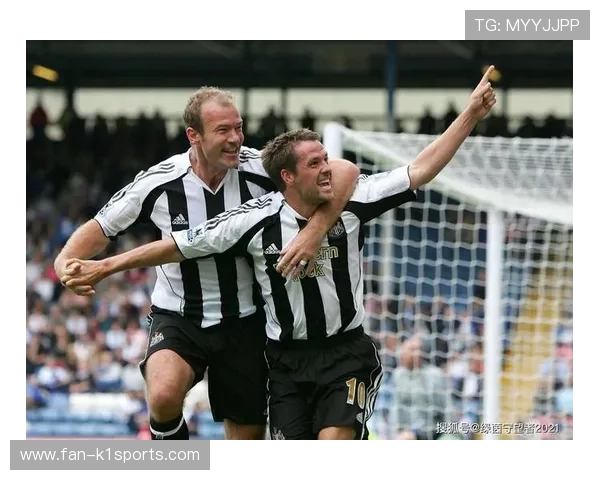 足球球星与球迷亲密互动 碰拳瞬间记录热血时刻